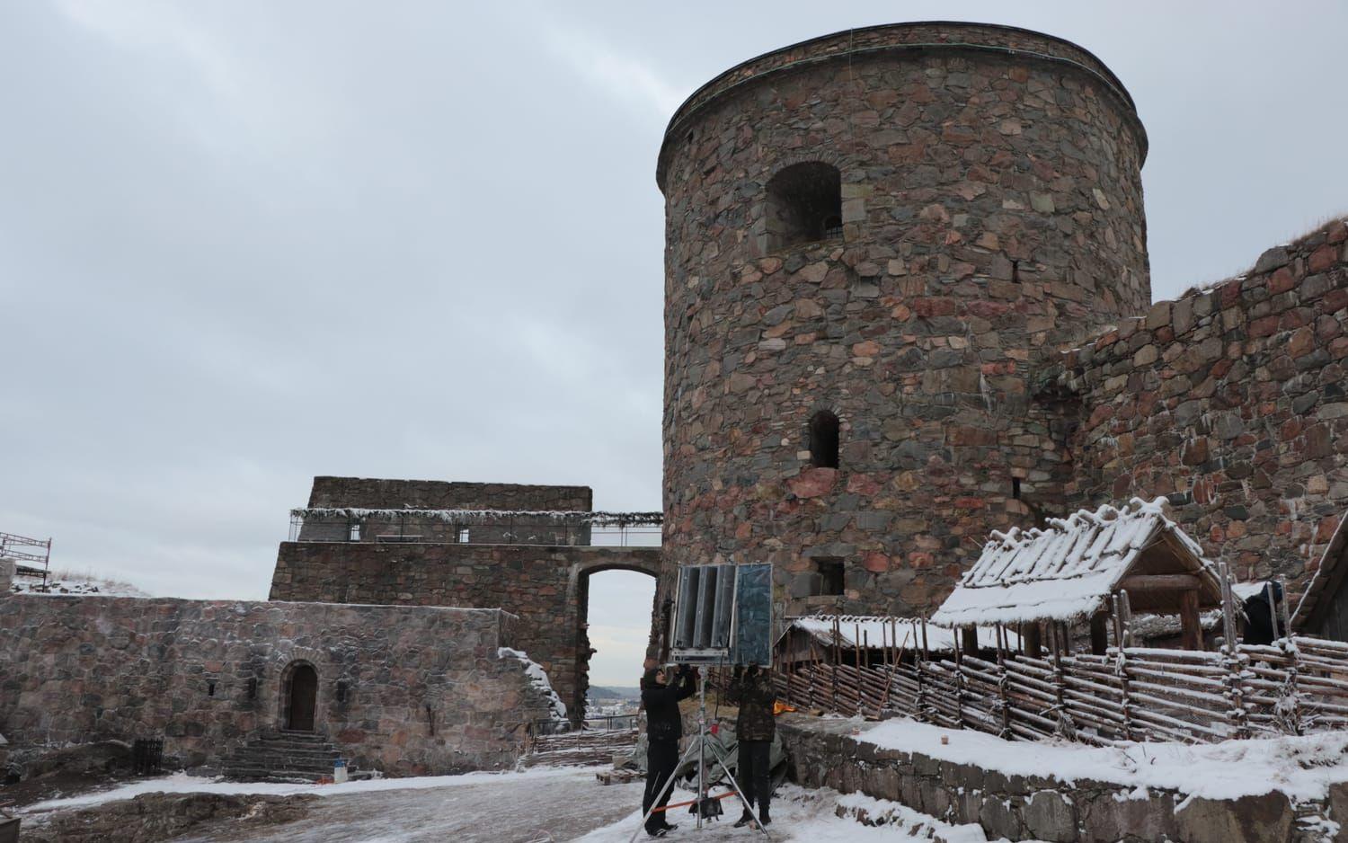 I fyra veckor har Bohus fästning varit inspelningsplats för nya serien om Ronja Rövardotter..