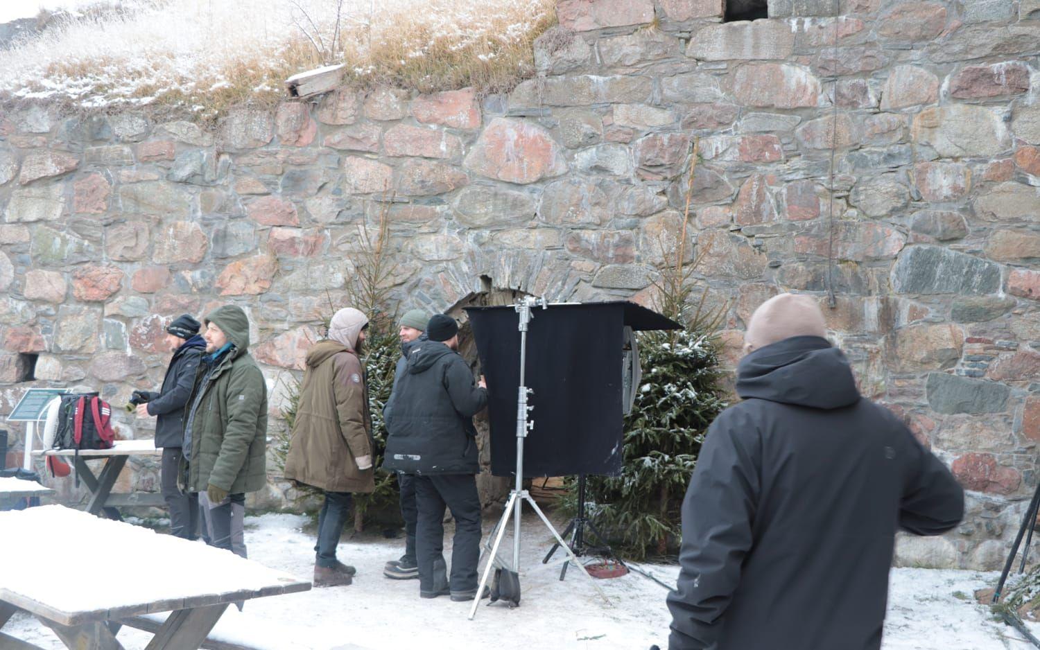 Inspelning pågår. Nästan 300 personer är involverade i produktionen av Ronja Rövardotter. Många av dem fanns på plats på fästningen när KP var på besök.