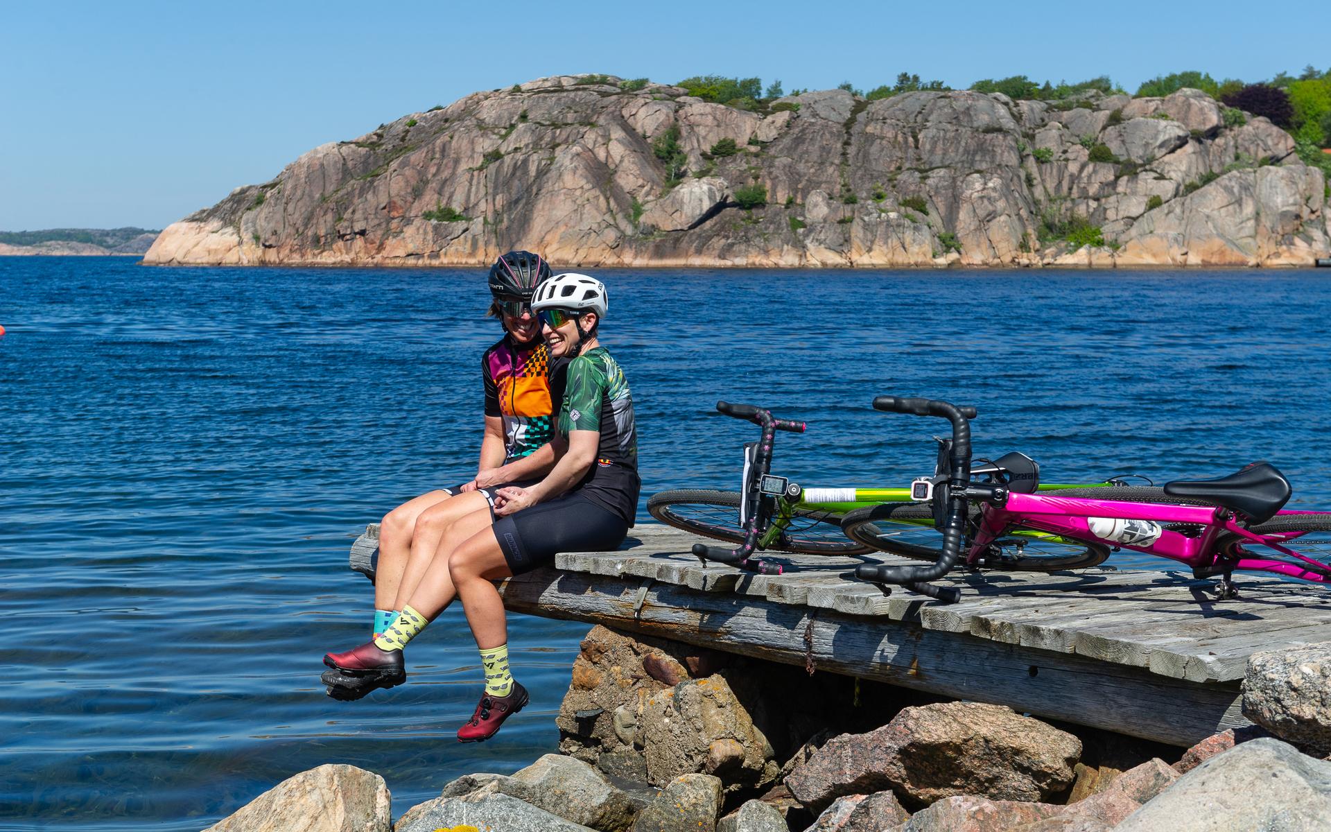 Glöm inte badkläderna på cykelturen. Kusten bjuder på många tillfällen till dopp i både hav och sjö.