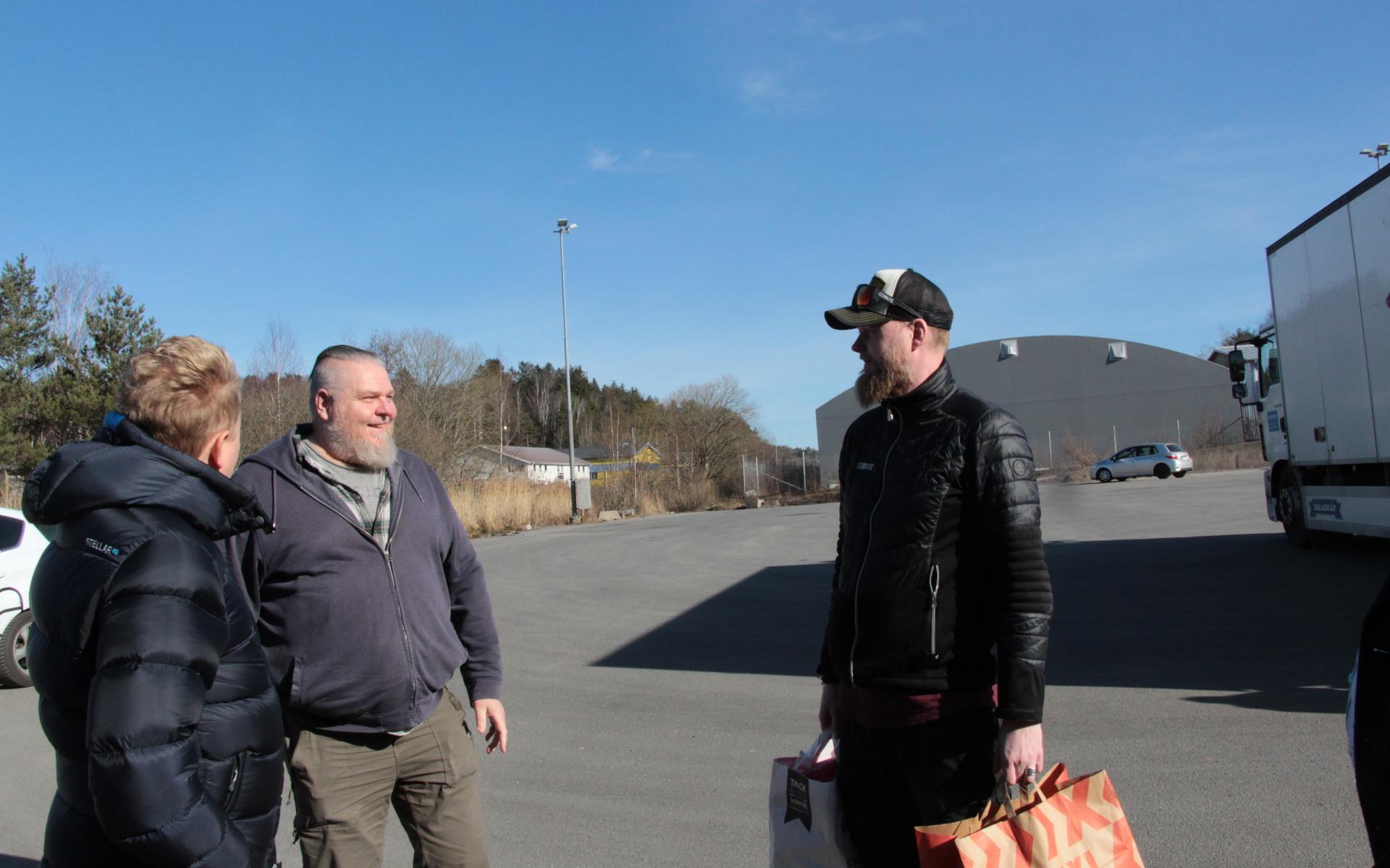 Marco Viita från Kungälvs kommun lämnar utgånget sjukvårdsmaterial som får användas i krig.