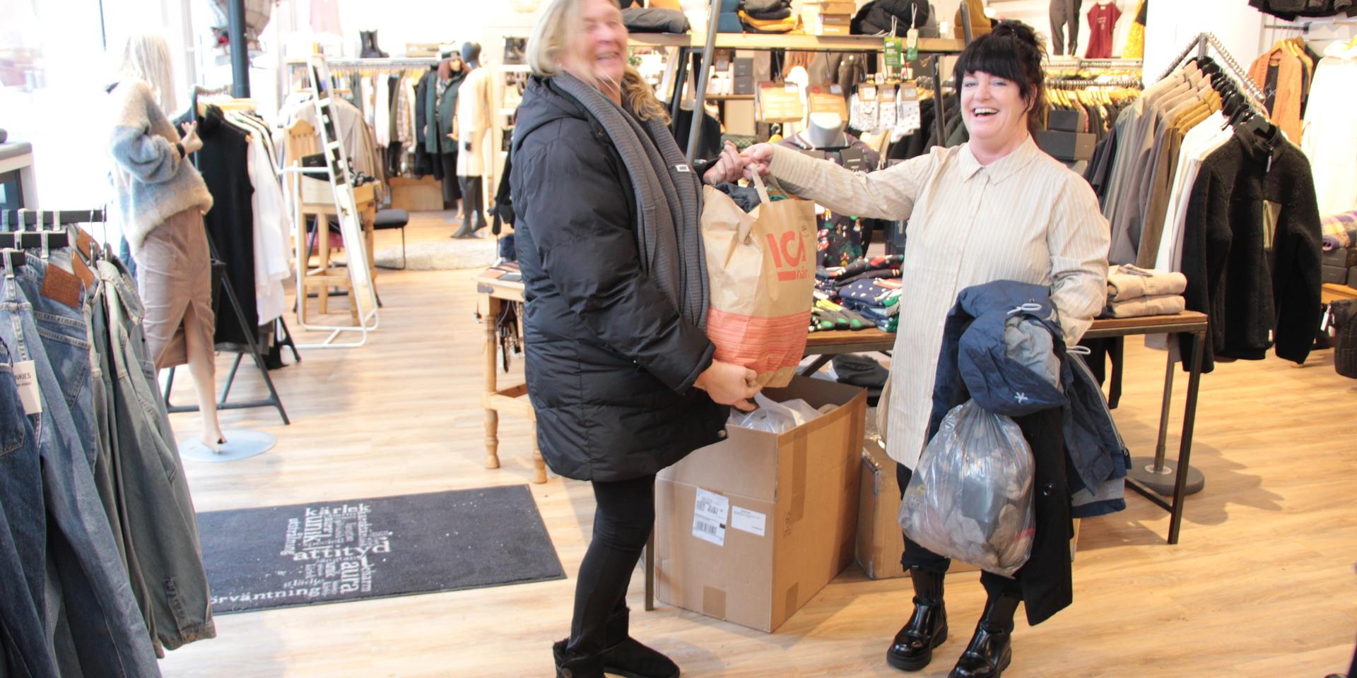 Klädbutiken Goopy är en av de butiker som tar emot saker till välgörenhet. Anneli Hult äger butiken och har fått in någa kassar med grejer som Susanne hämtar.