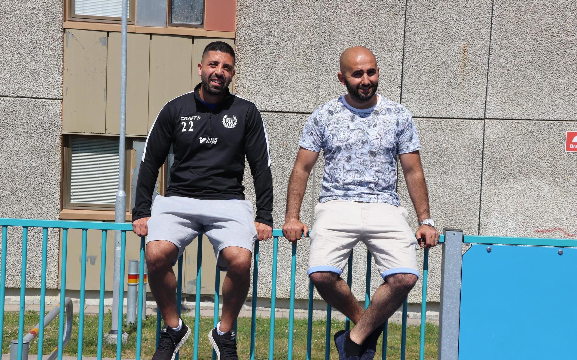 Amro Quzmar och Dastin Sharif i sina gamla hemmakvarter. Nu tar de sig an uppdraget som tränare för FC Komarken.