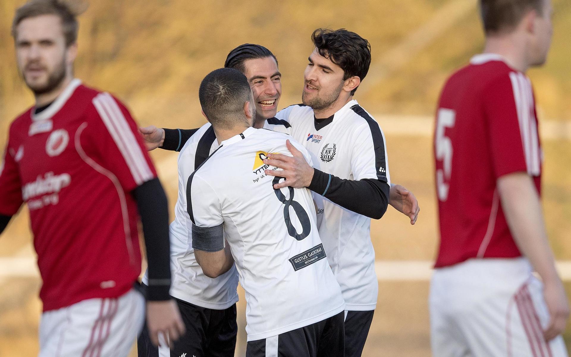 Amro Quzmar, Mohamad Abdulrazek och Dan Hassan firar i en match från 2019.