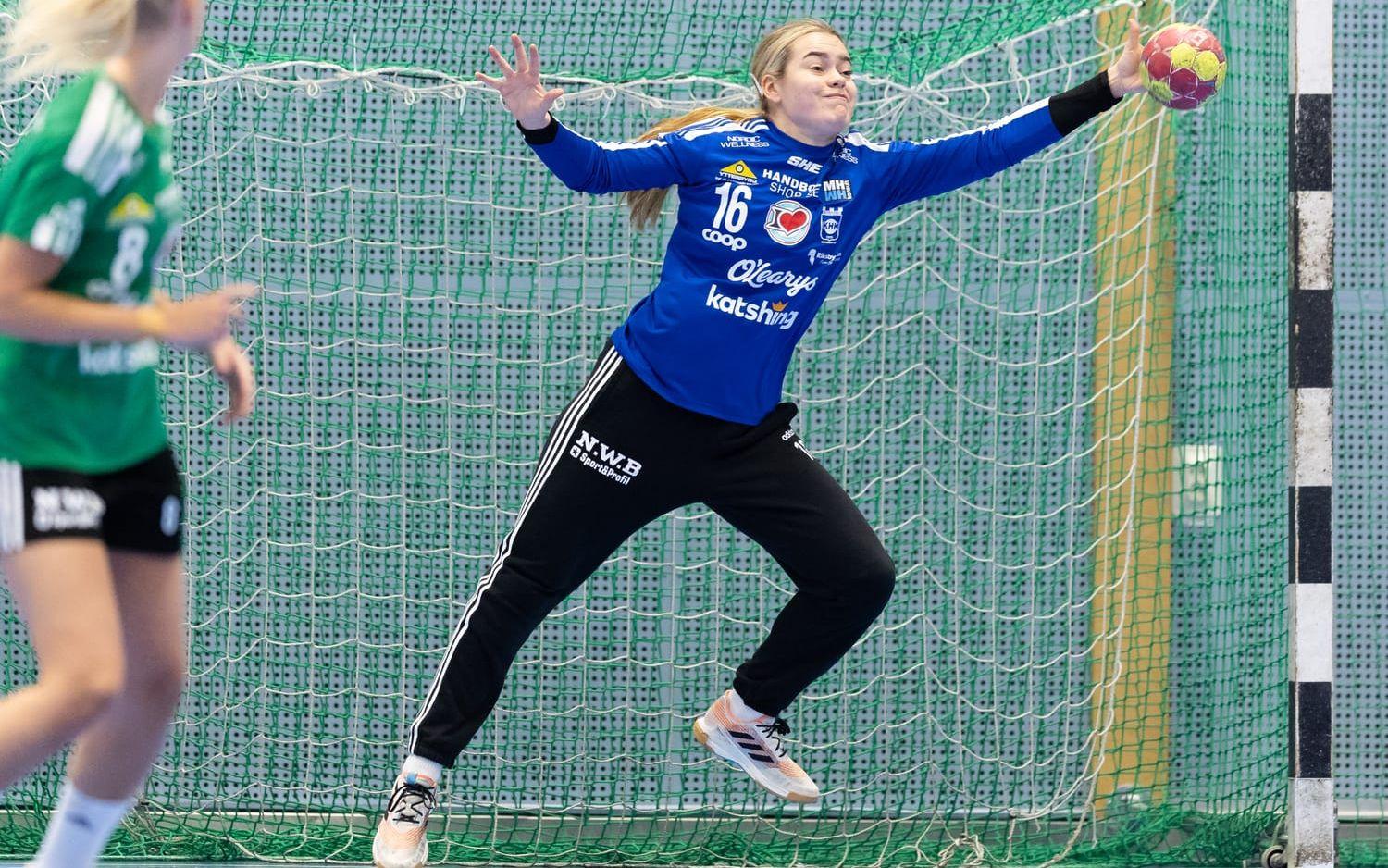 Agnes Åseskog, målvakt KHK, firade sin 20-årsdag med att mota bort Skaras attacker.