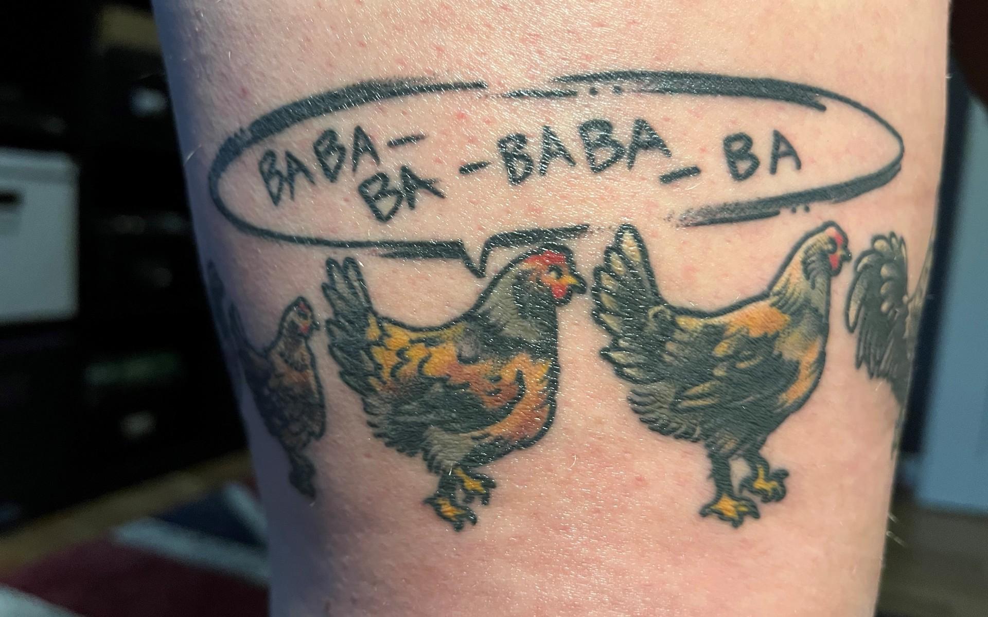 Louise Olsson, Nedre Tega i Ytterby, har några tatueringar och den senaste är familjens fyra hönor och tupp. ”Min systerson på två år säger att hönsen låter ”baba ba baba ba” oavsett om det är en tupp eller höna vilket numera är vedertaget hemma.”