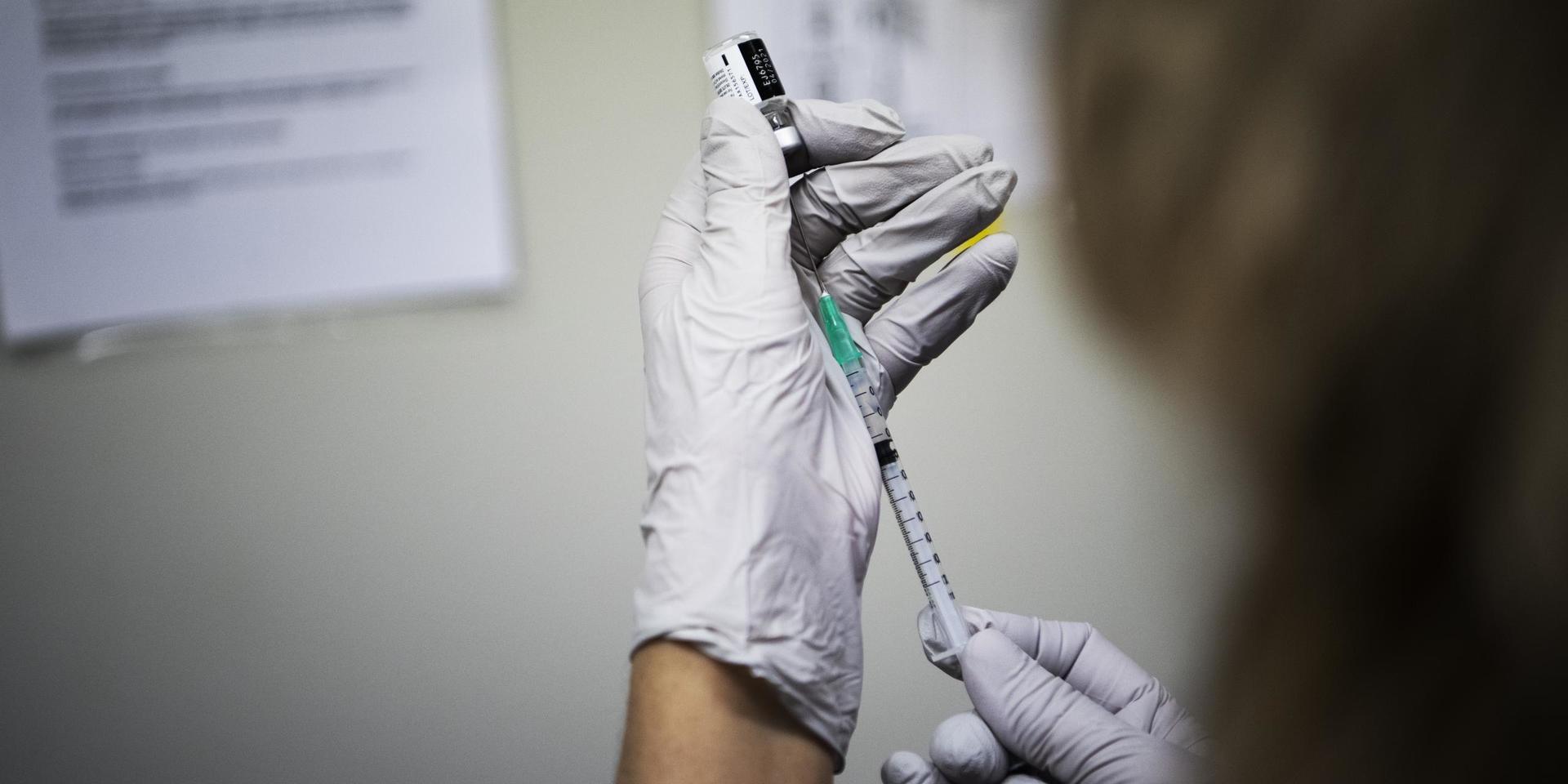 Vaccin.Vårdpersonal vaccineras på Östra Sjukhuset i Göteborg mot covid-19.