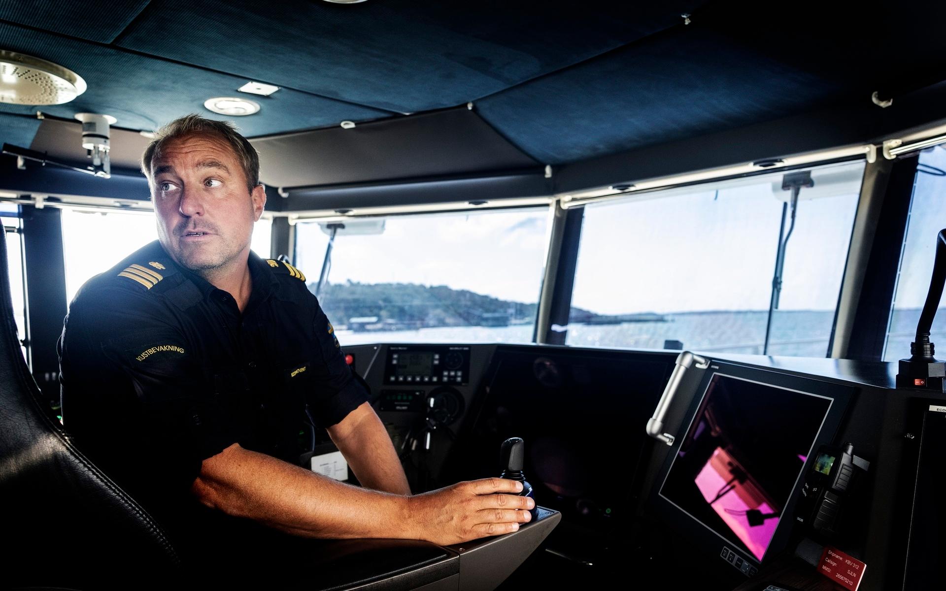 På sommaren fokuserar kapten Henrik Larsson och hans kollegor mycket på sjötrafiken. ”Det är sjöfyllor, fartöverträdelser och sjöräddningar”.