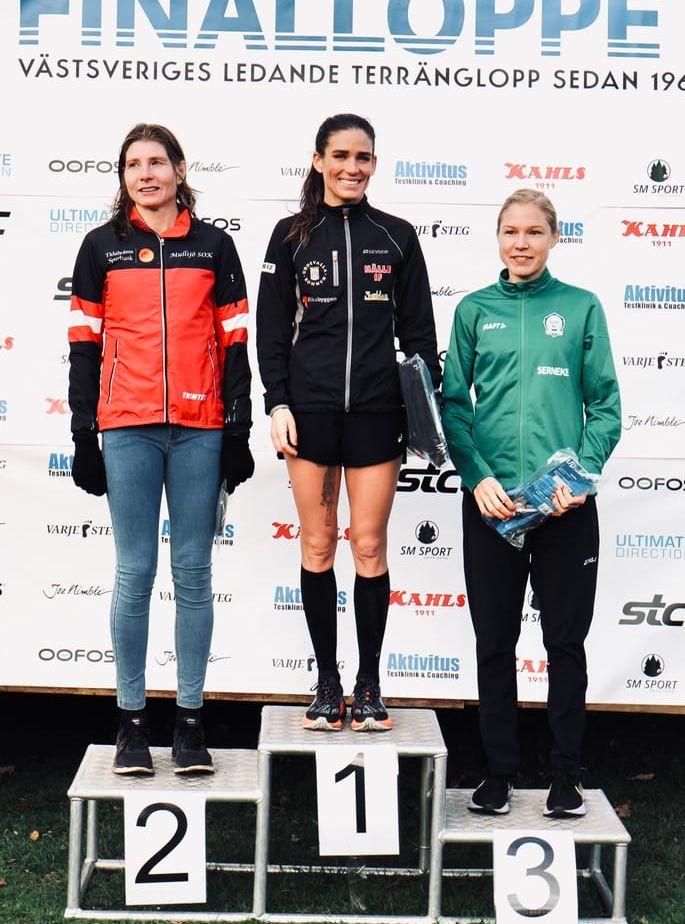 Sarah Edsberger överst på pallen i Finalloppet, hennes första tävlings sedan i mars 2022. Tvåa var Jenny Johannesson, Mullsjö, och trea Louise Lund från Alingsås.