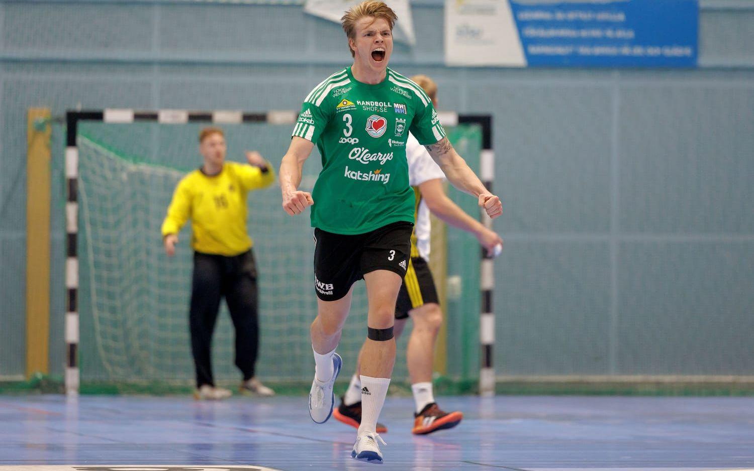 Emil Lennartsson jublar. han gjorde sex mål borta mot Skånela.
