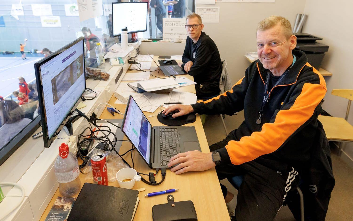 Martin Robertsson och Marko Vainio i kontrollrummet med blick över Trekungaslaget.