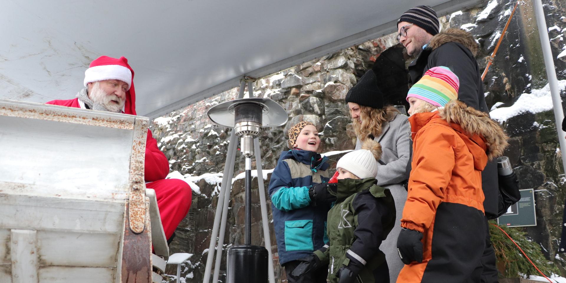 På julmarknaden i fästningen träffar syskonen Vidar, Nellie och Hilma Johansson tomten, tillsammans med föräldrarna Rickard Almqvist och Sara Johansson. De fick tomteskum och gav honom sina önskelistor. 