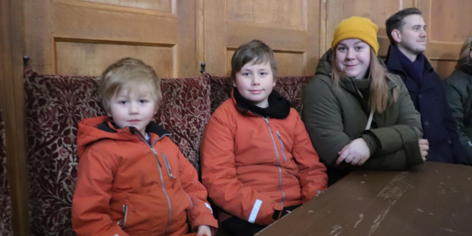 Noel Pålsson, nio år, sitter i mitten. Tillsammans med Otto Dove, fyra år, och mamma Thea Pålsson. 