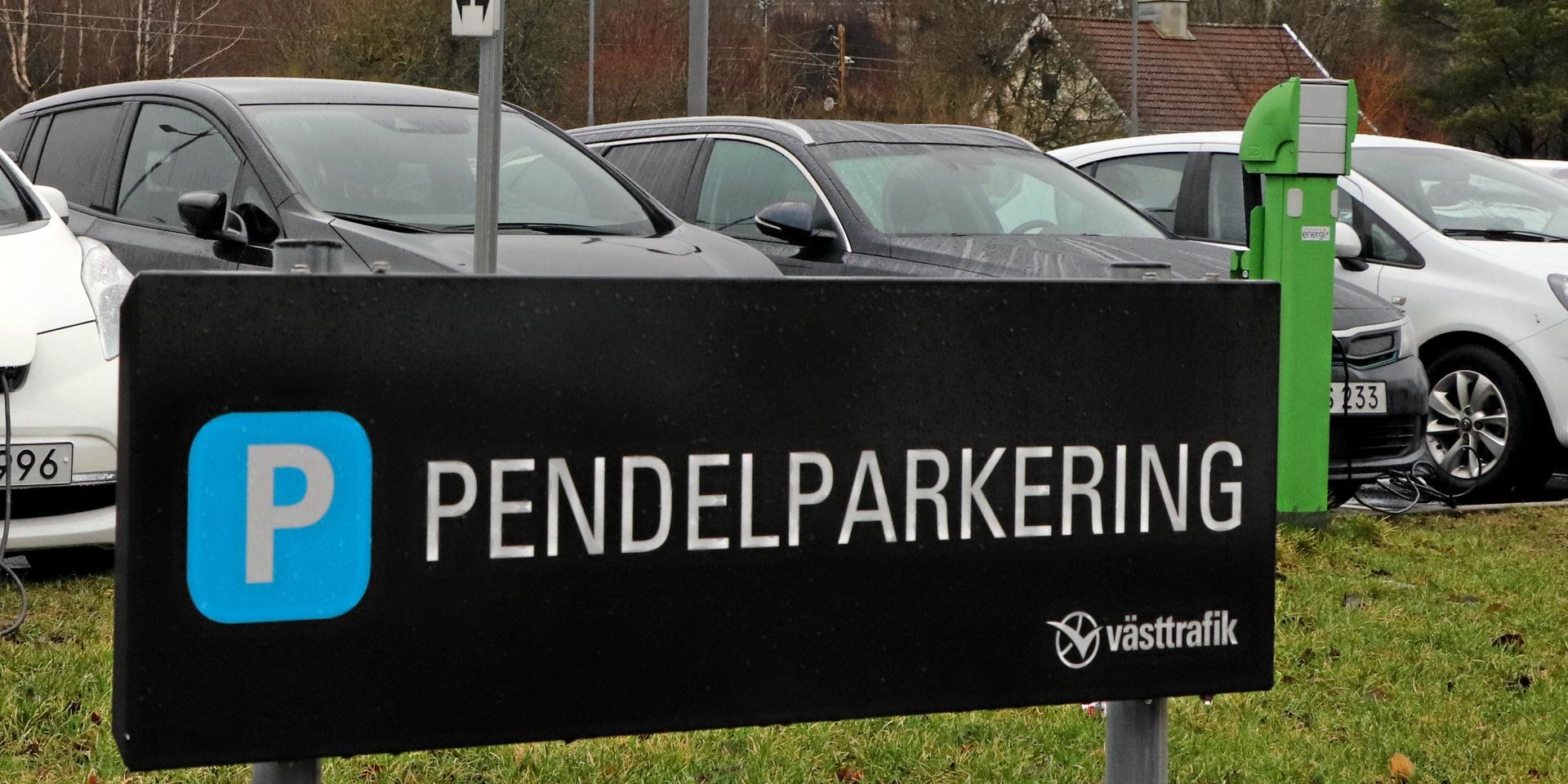 Pendelparkeringen i Ytterby borde vara tillgänglig även under helgnätter, anser skribenten till insändaren. Arkivbild