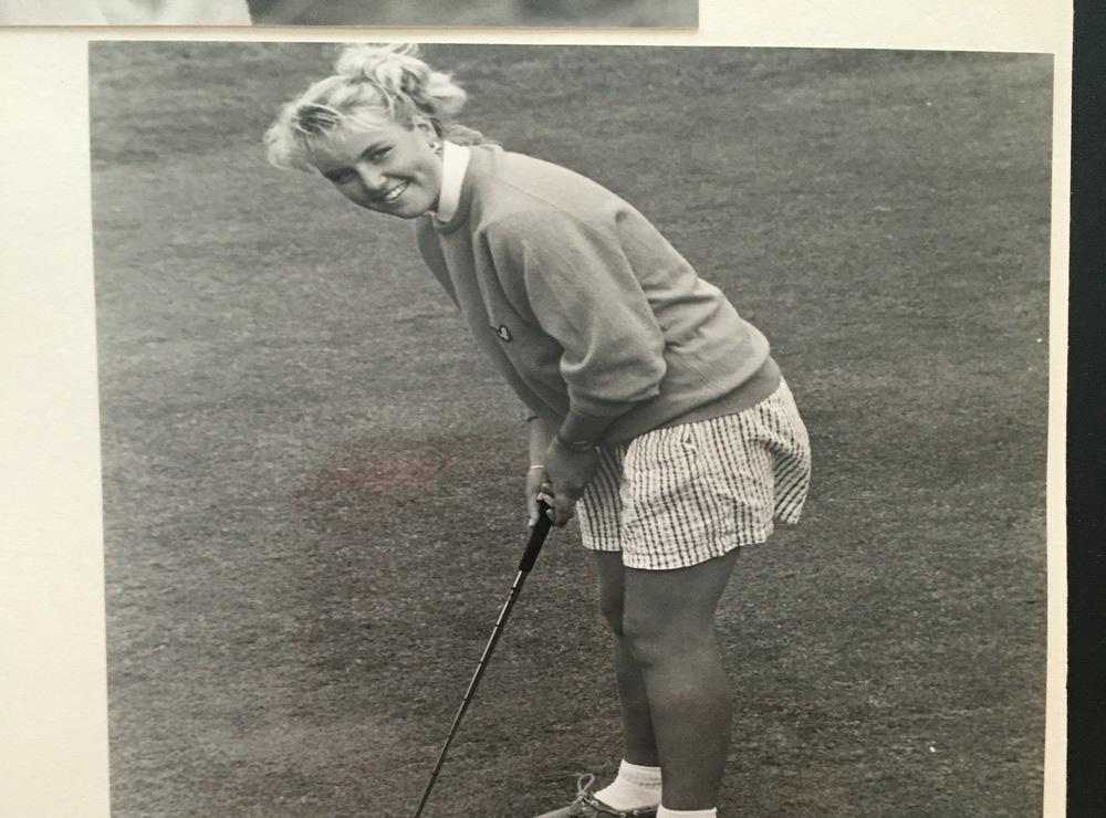 Carin Hjalmarsson på golfbanan som ungdom. Hon tror att bilden är tagen 1985. 