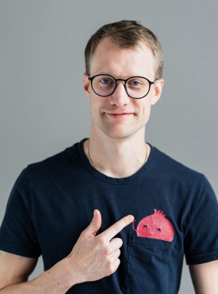 Andreas Flodström har bott i Ukraina i 10 år. Han är en av medgrundarna till Beetroot Academy som utbildar 5 procent av alla nya IT-ingenjörer i Ukraina.