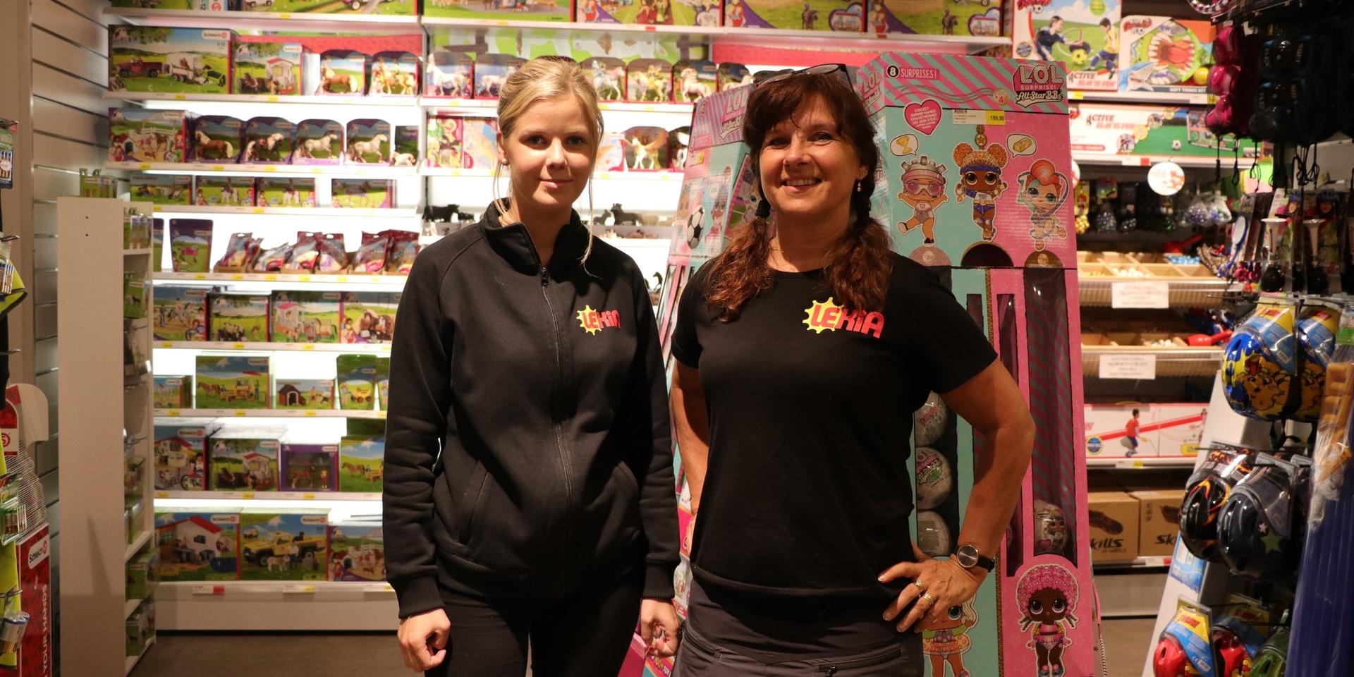 Stina Johansson och Kate Jern är beredda att se till så kunder håller avstånd även om maxtaket slopats. 