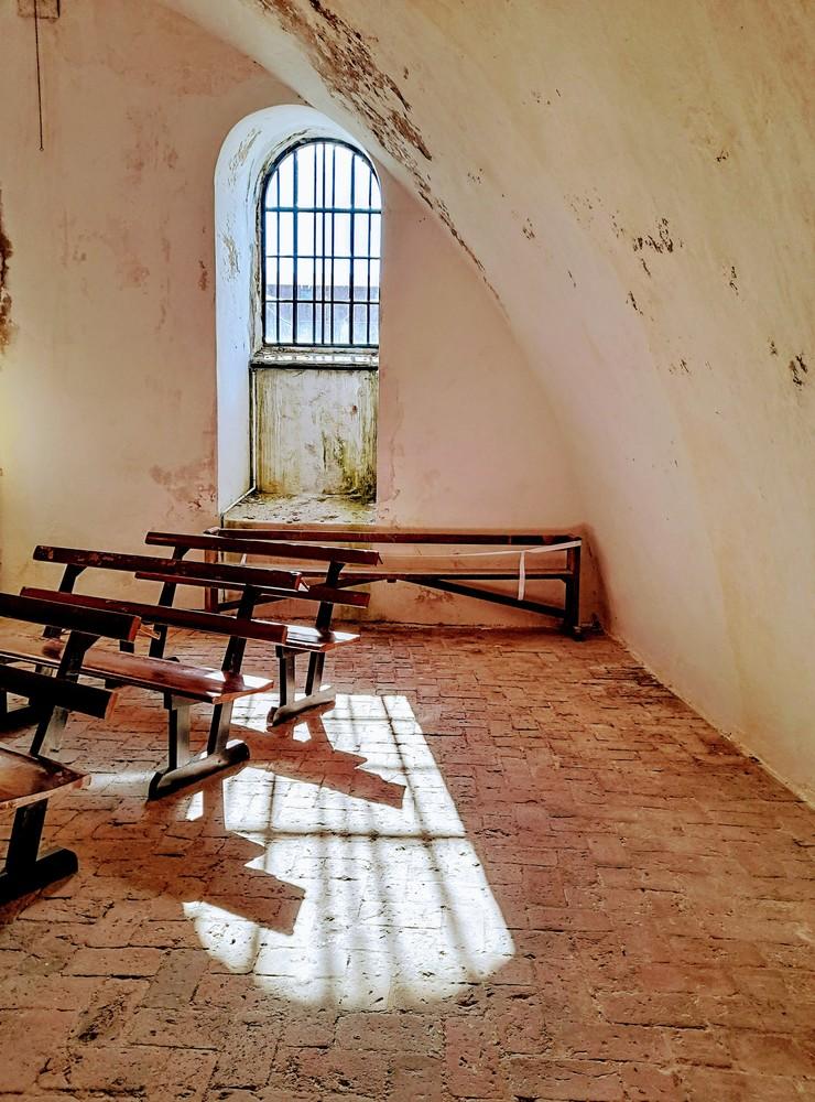 Kyrkan på Carlstens fästning 2021.08.19. ”Man stiger in i annan tid, rummets form stillhet, solens varma ljus”, skriver Ulf Dennhag.