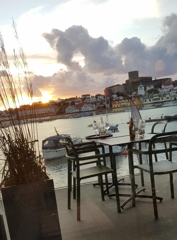 Bild tagen 15 oktober 2021 från restaurangen Marstrand havshotell. ”Jag tog bilden för solnedgången och molnen bakom Marstrands fästning”, skriver Ann Ekeroth.
