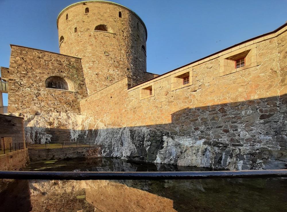 Carlstens fästning, vallgraven och tornet. ”Bästa arbetsplatsen!”, skriver Matilda Ahlström. 