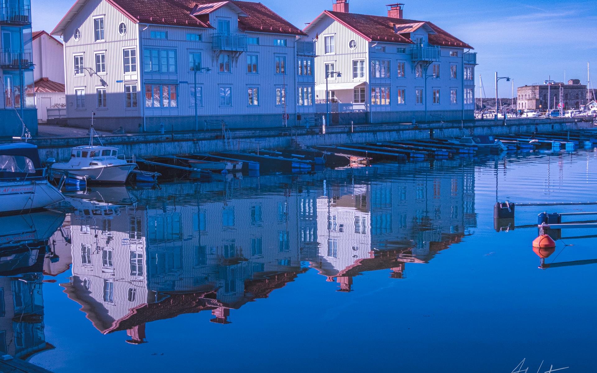 ”Den 16 april var jag på väg till Marstrandsön. På väg till färjan såg jag denna bild med fina vattenreflexer. Nästan helt bleke och både hus på Hedvigsholmen och Strandverket kom med på bilden”, skriver Anders Garton.