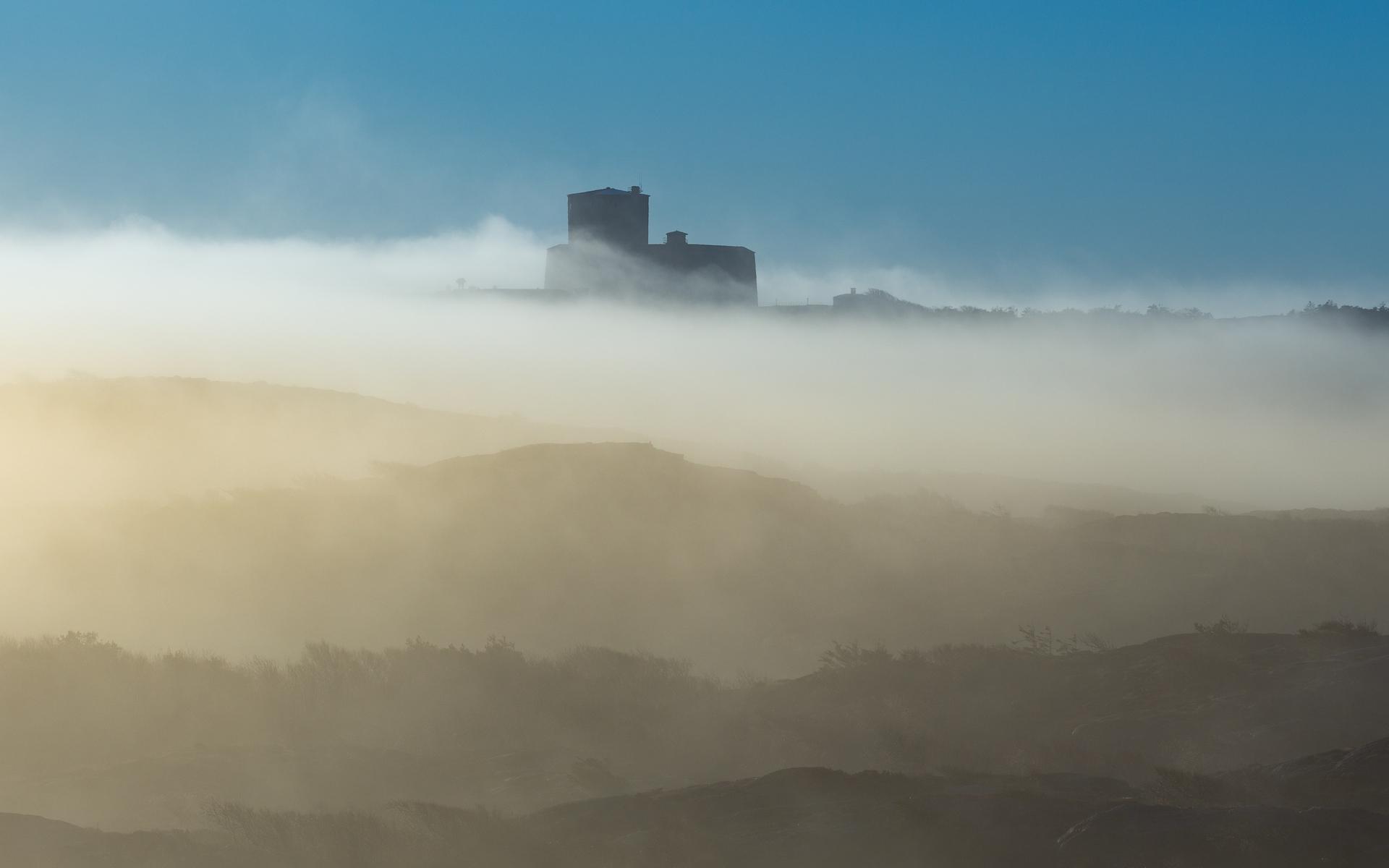 Carlstens fästning, 18 december 2021, en dimmig morgon. Tagen från en av utsikterna på svarta slingan, Koön.”Underbar minimalistisk bild av fästningen i fantastiskt morgonljus, och med alla lager av Koöns natur”, skriver Thomas Kihlberg.