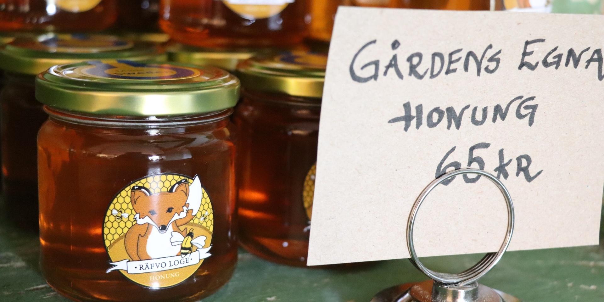 Gårdsbutiken säljer honung från egna bisamhällen. 
