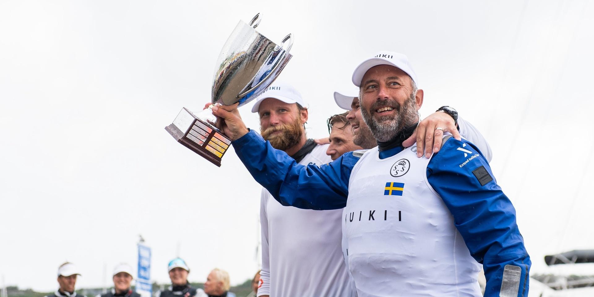 Team Björn Hansen jublar på prisutdelningen efter segern i Match cup Marstrand.