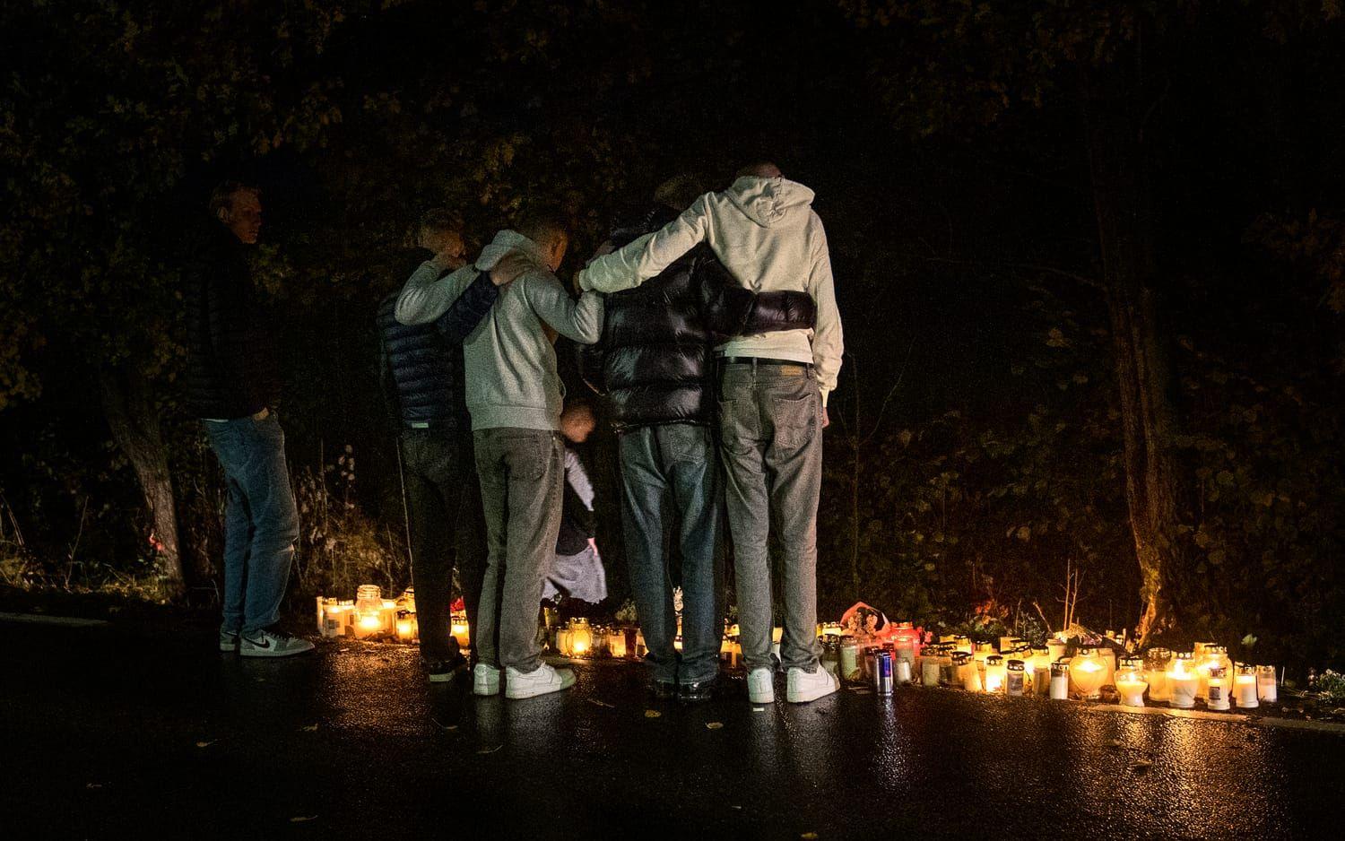 Flera vänner till ett av offren samlades för att hedra sin döda kamrat efter dödsolyckan i Grebbestad där två tonåringar förolyckades. 