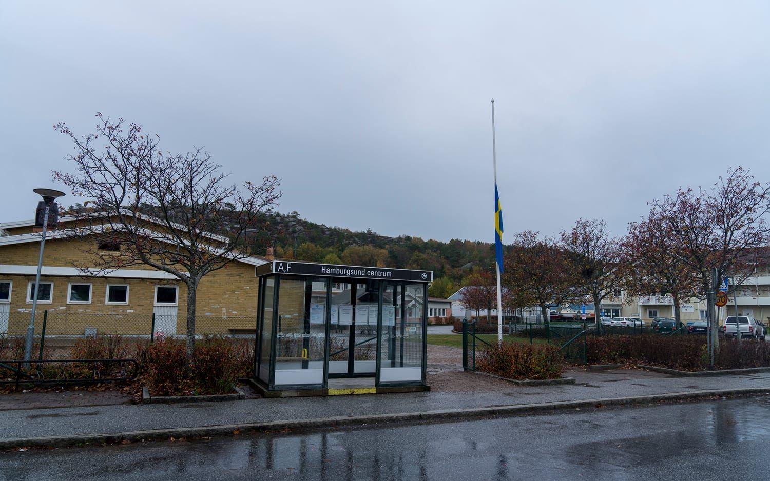 Inne i Hamburgsunds centrum och på flera platser i Tanums kommun hissades flaggan på halv stång dagarna efter dödsolyckan.
