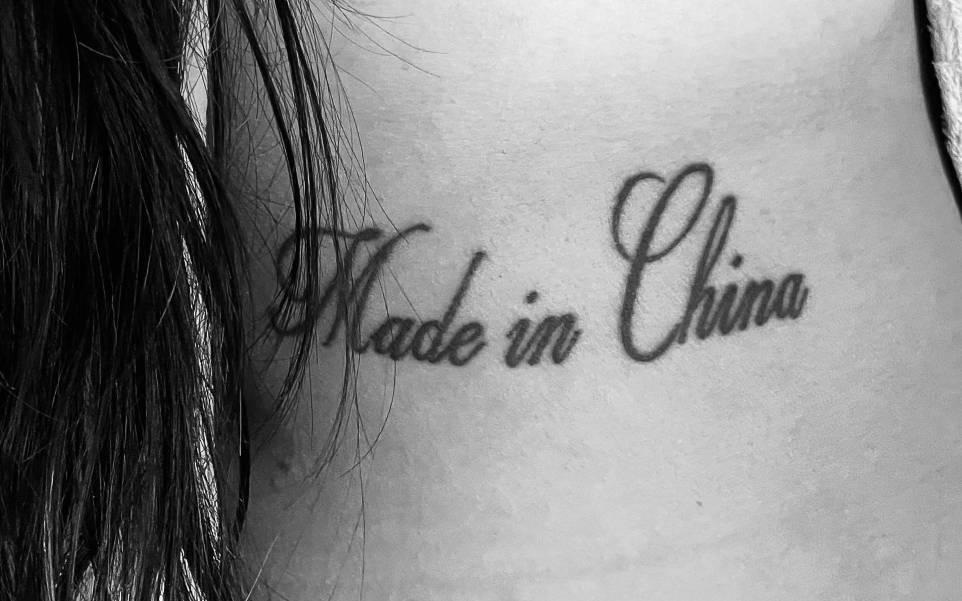 ”Jag kommer ifrån Kina. Jag har flera gånger fått skämtsamma kommentarer om att jag är ”made in China”, vilket gav mig idén till denna tatuering. Mitt ursprung är inget jag skäms över och ibland måste man ta skämtsamma kommentarer med en klackspark”, skriver Alice Andersson.