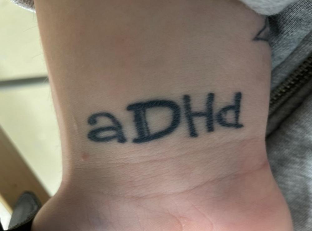 ”Har tatuerat in ADHD i en blandad stil då jag tycker att folk vet för lite om ADHD, jag ville ha texten för jag ville visa att även fast jag har ADHD betyder de inte att jag är mindre värd, ADHD är min superkraft”, skriver Elise Skoog.