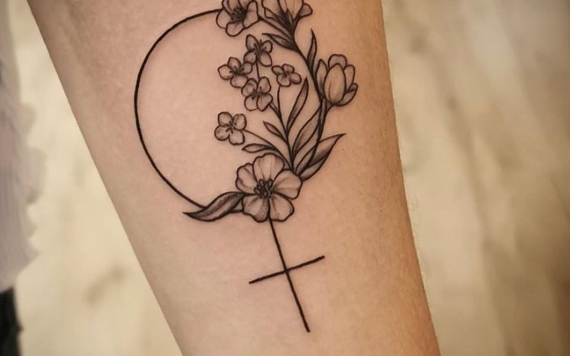 Sabina Nordvall: ”Min tatuering tänkte jag länge på. Fick bli en venussymbol som står för den starka kvinnan, i denna finner man Linblomma, Alyssum och Tulpan. Som symboliserar mina döttrar Tulip, Alyssa och Lin”.