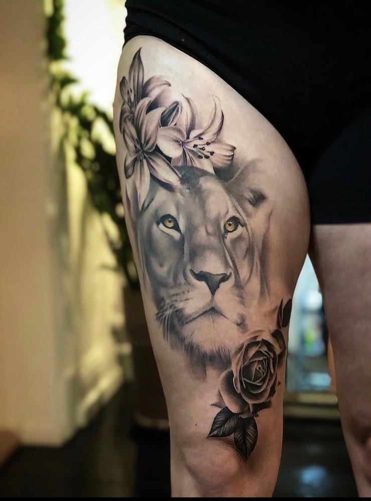 Josefin Karlsson har en tatuering av ett lejon med blommor som inramning. ”Jag valde lejon pga att det är mitt stjärntecken och en hona för att det är honan som är den som jagar och ser efter flocken, honan symboliserar styrka och omtanke som jag tycker stämmer in på mig. Jag är stark men omtänksam oavsett vad som händer. Rosorna och liljorna valde jag för att de symboliserar min gammelfarmor som betydde väldigt mycket för mig, hon älskade växter av alla slag.” 