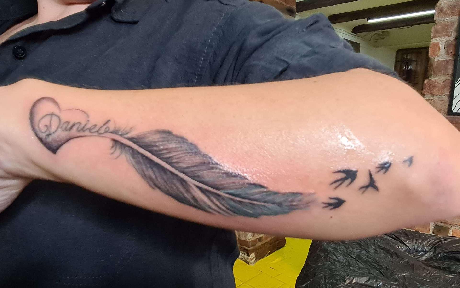 Renata Anderssons tatuering är till minne av hennes lillebror som gick bort för snart tre år sedan. ”Daniel, saknaden är stort efter att du flög vidare till himlen. Här är tatueringen alldeles nygjord.”