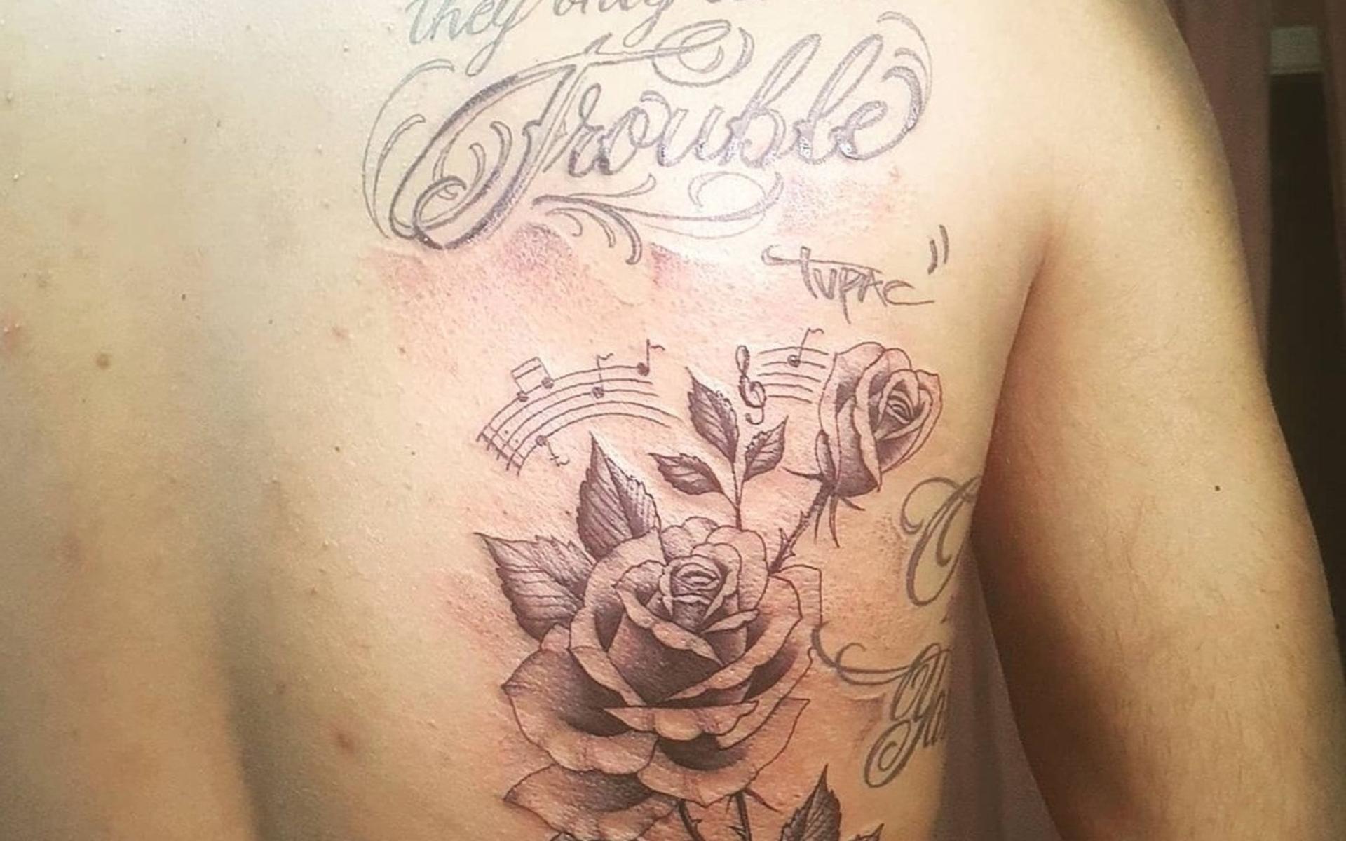 Naser Keqaj: ”Denna är en av mina bästa. Alla mina tatueringar har en koppling till varandra, dom två rosorna är mina 2 barn jag har hemma och noterna betyder att musik är jag, mitt redskap att prata om mitt mående. Tatueraren fick fria händer”. 