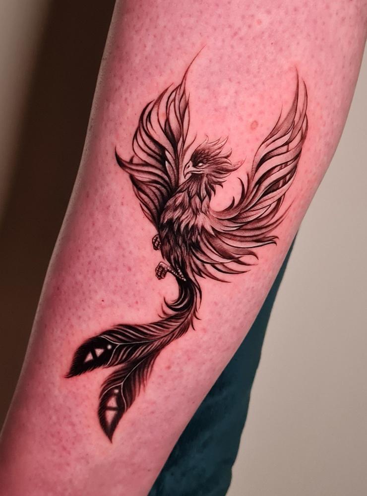 Ulrika Wickstrands senaste tatuering är en Fågel Fenix. ”I juni 2020 blev jag diagnostiserad med rektalcancer och bestämde mig där och då att när jag är färdigbehandlad ska jag tatuera in en Fågel Fenix som påminnelse om att när vi gått genom elden och askan så reser vi oss igen. I november 2021 kunde jag äntligen tatuera in den.”
