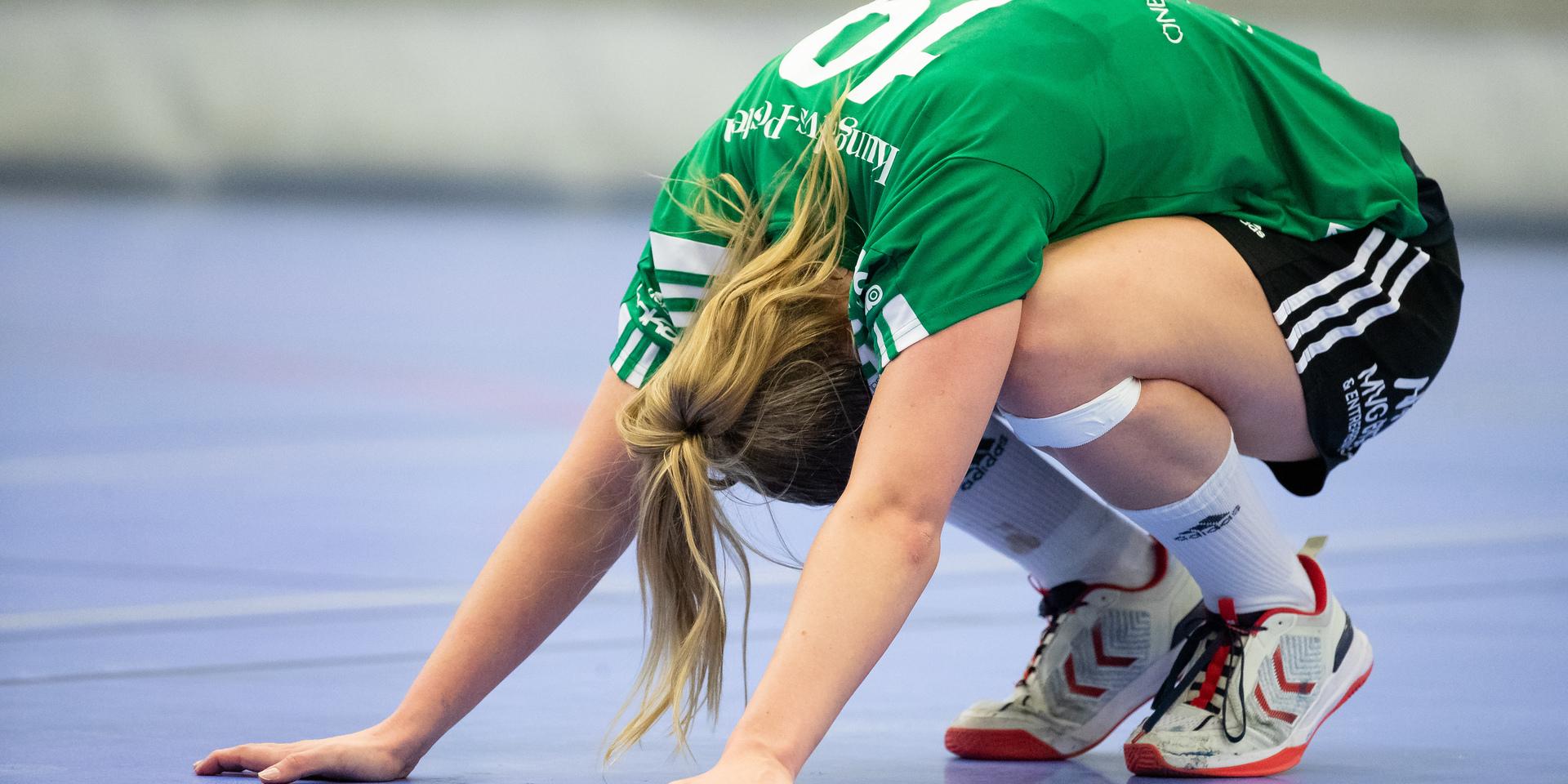 Kungälvs lagkapten Wilma Pettersson deppar efter att hennes lag på fredagskvällen förlorat seriepremiären i damernas SHE borta mot VästeråsIrsta med 21–25.