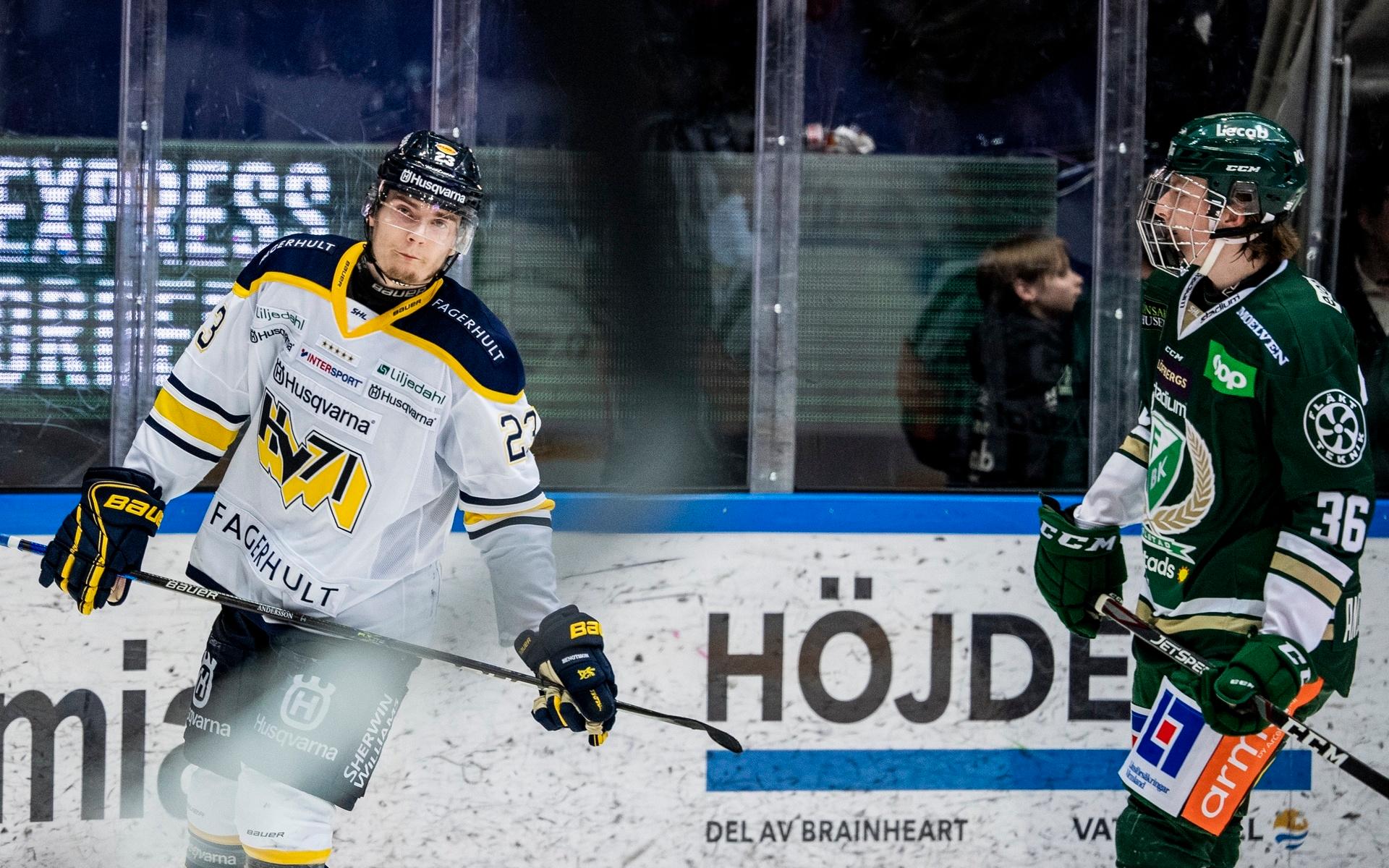 Noah Andersson i match mot sin bror, Lias, i HV71. 