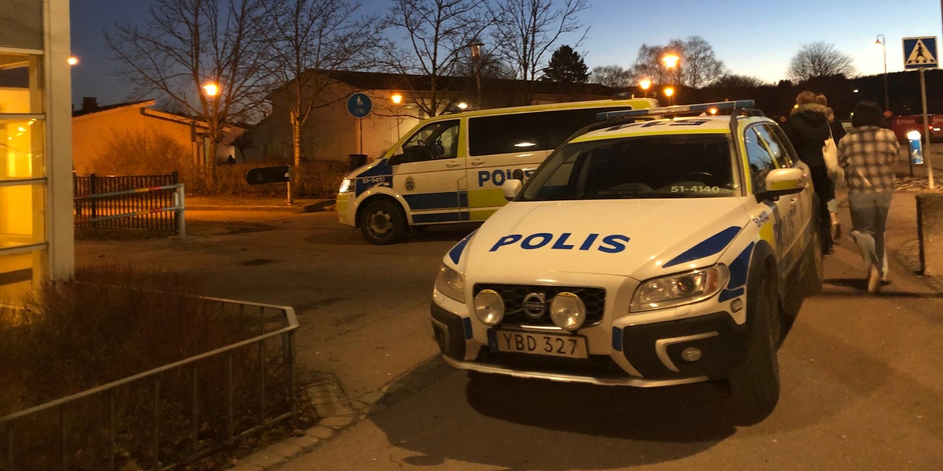 En polisinsats inleddes på fredagsmorgonen sedan en man knivskurits i centrala Ytterby.