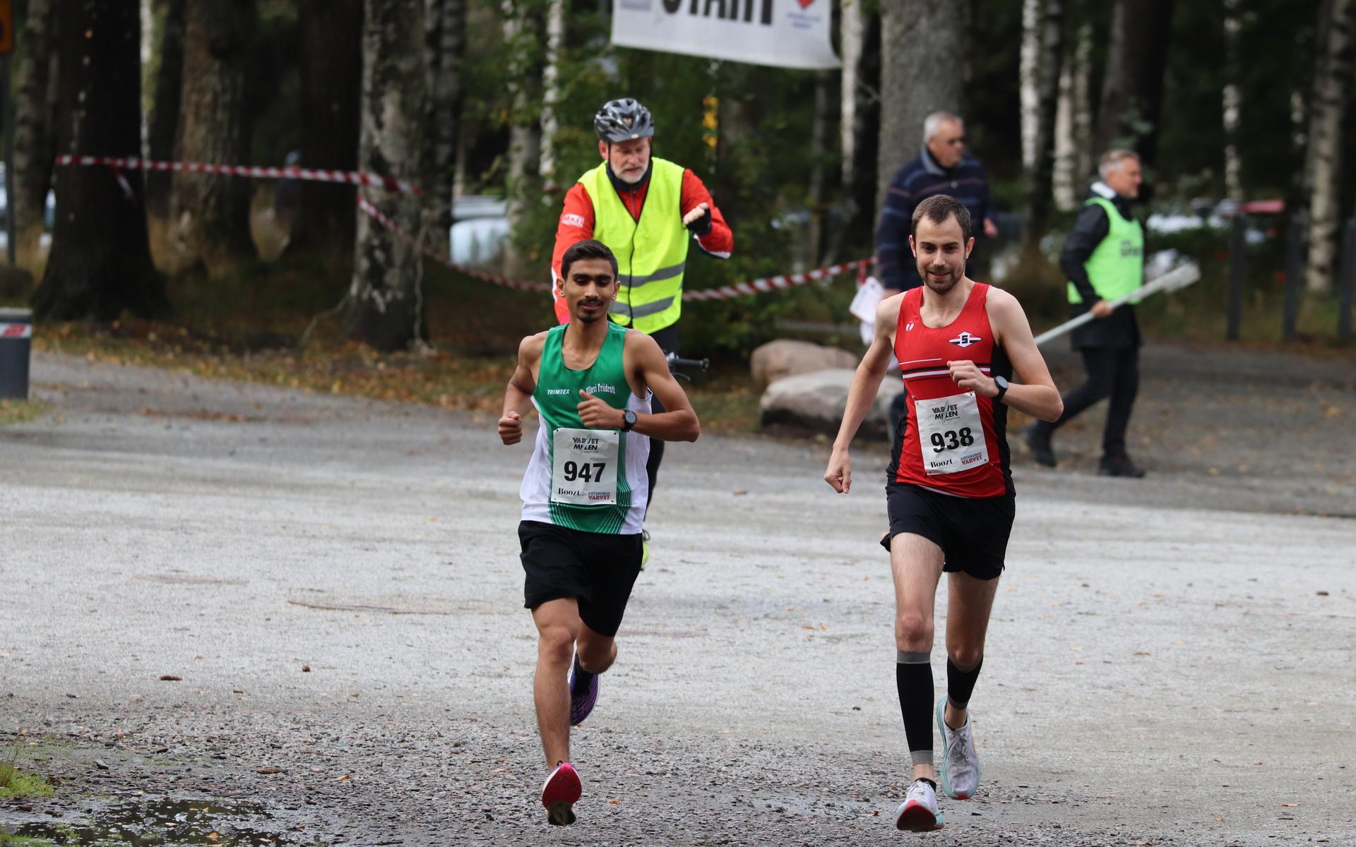 De två enda löparna på milen, Salem Al-Murisi från Ullevi och Sävedalens Geert Tuinstra, höll jämna steg i halva milloppet.