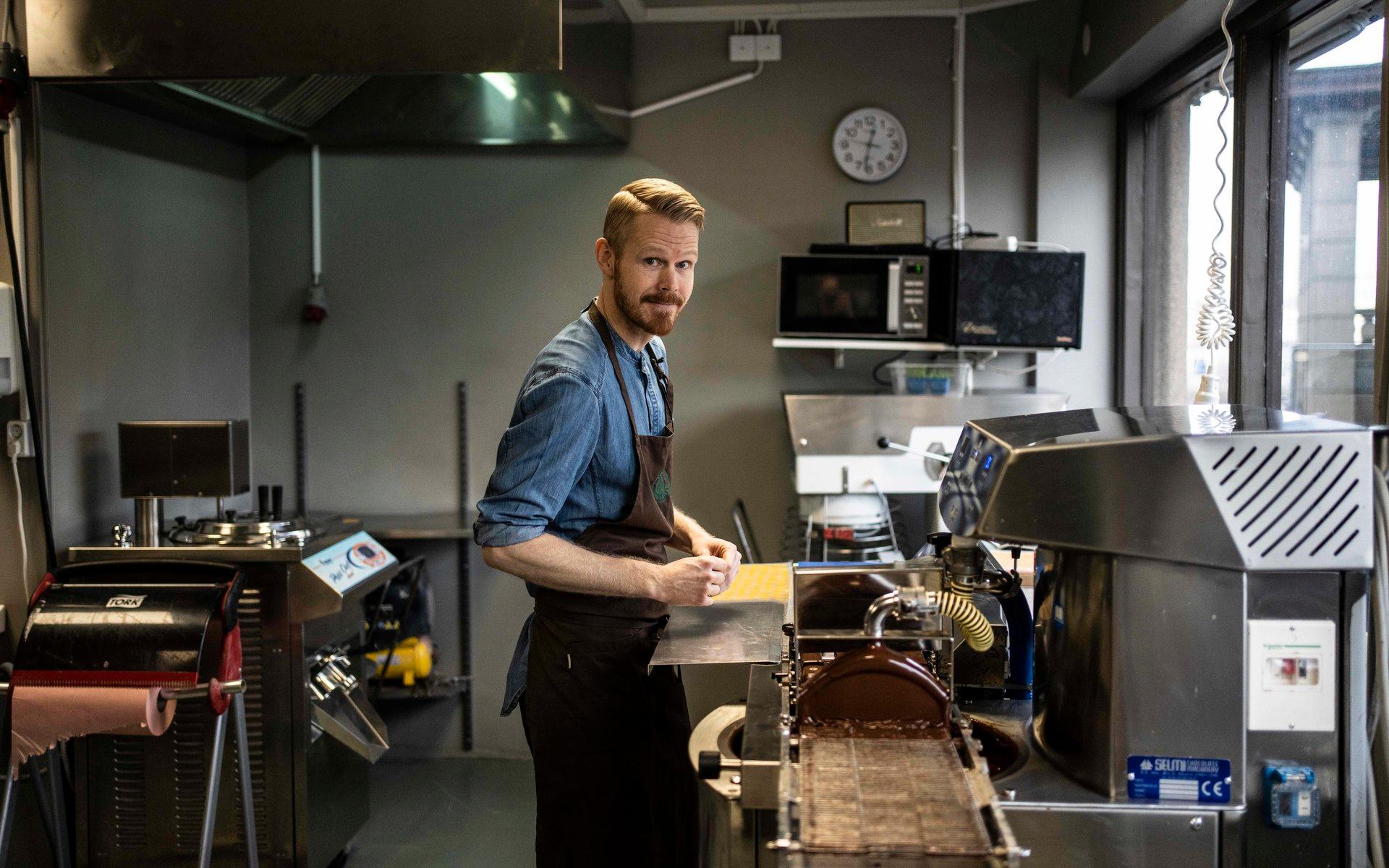Kalle Bengtsson äger Konditori Kampanilen i Majorna och är konditor och bagare. Här står han i ”chokladrummet” där praliner och tårtor bland annat blir till.
