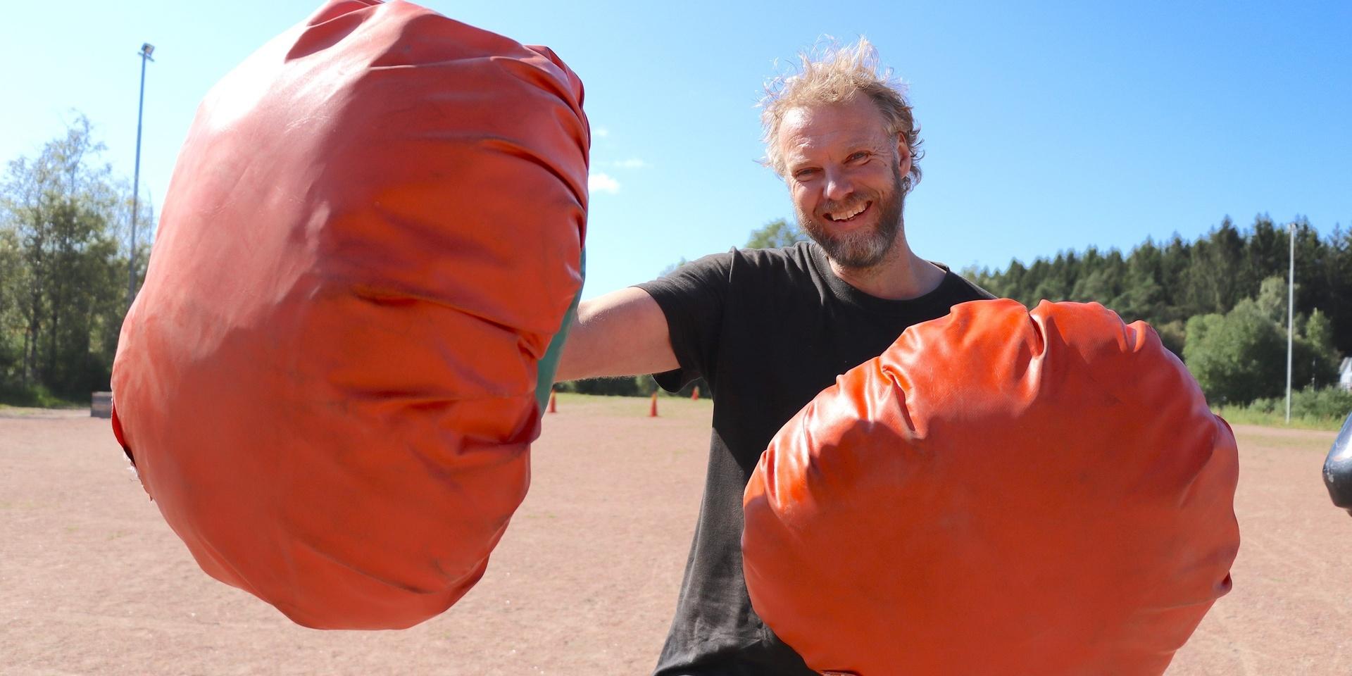 Martin Ottosson laddar inför årets barnfestival med roliga boxhandskar. 