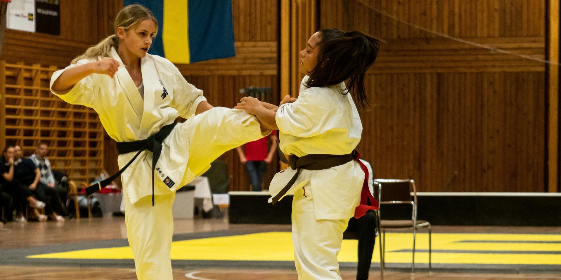Stora Högas Elvira Ballay får in en spark mot Kungälvs Felicia Ljung Andersson i SM i kyokushin karate. 