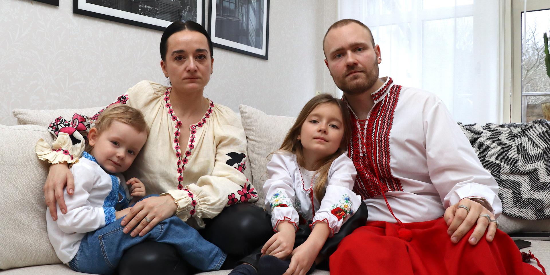 Kateryna och Hampus Hanson, tillsammans med barnen Tristan och Minta i traditionell ukrainsk klädsel. 