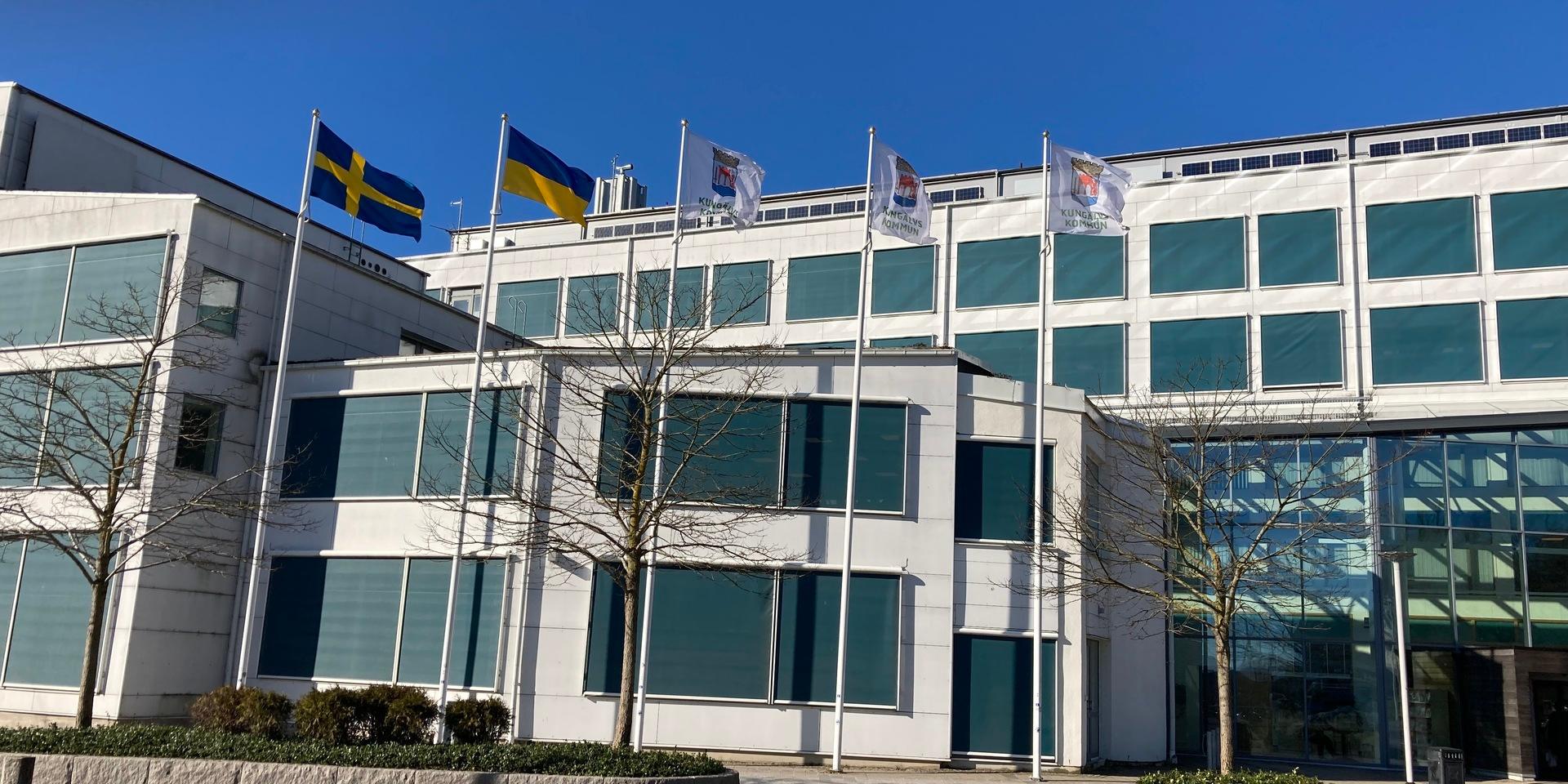 På måndagen hissades den ukrainska flaggan tillsammans med svenska flaggan utanför stadshuset.