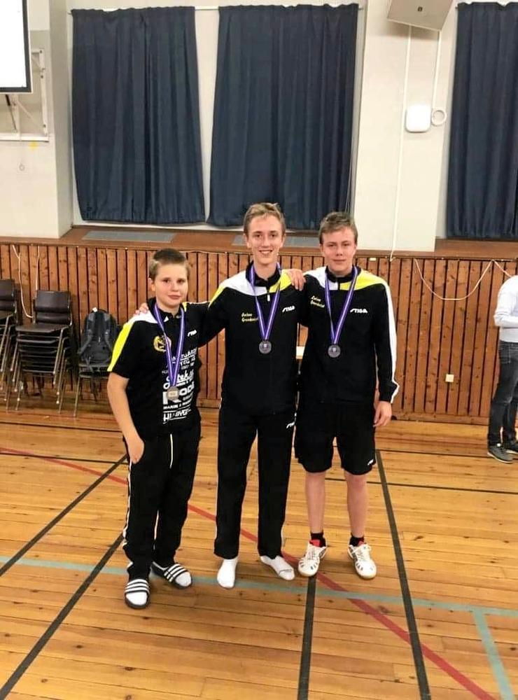 Hålta IK:s U17-killar tog silver i DM – Jesper Ströberg, Anton Grankvist och Lukas Grankvist.