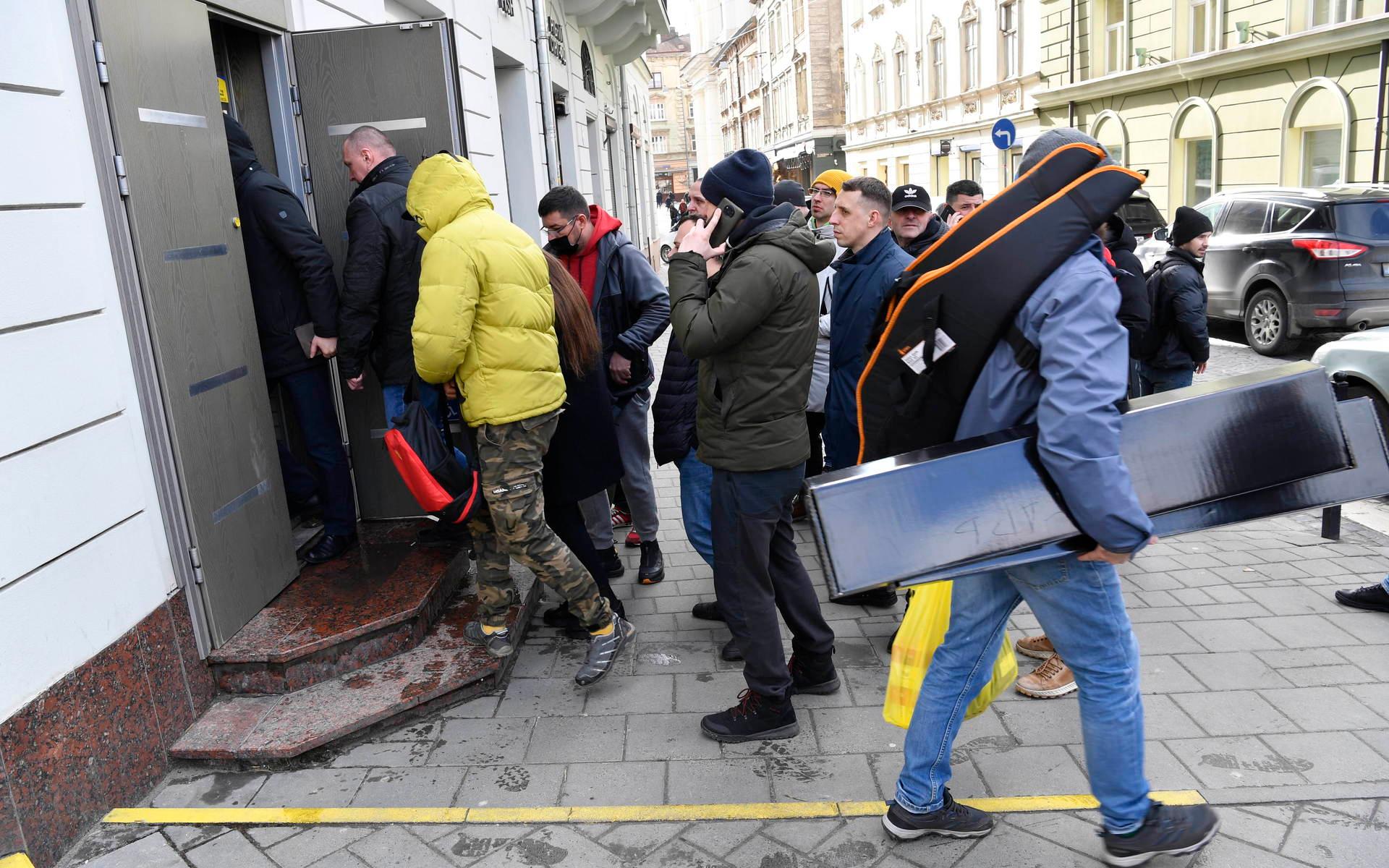Efter att Ryssland invaderat Ukraina är det en stor oro bland befolkningen hamstrar folk förnödenheter och lämnar staden för att förenas med sina familjer.