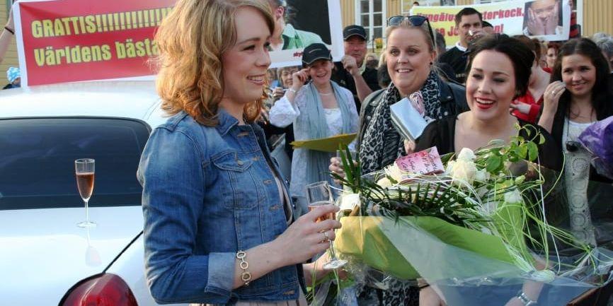 Sveriges mästerkock Louise Johansson firades när hon kom hem till  Kungälv efter finalen.