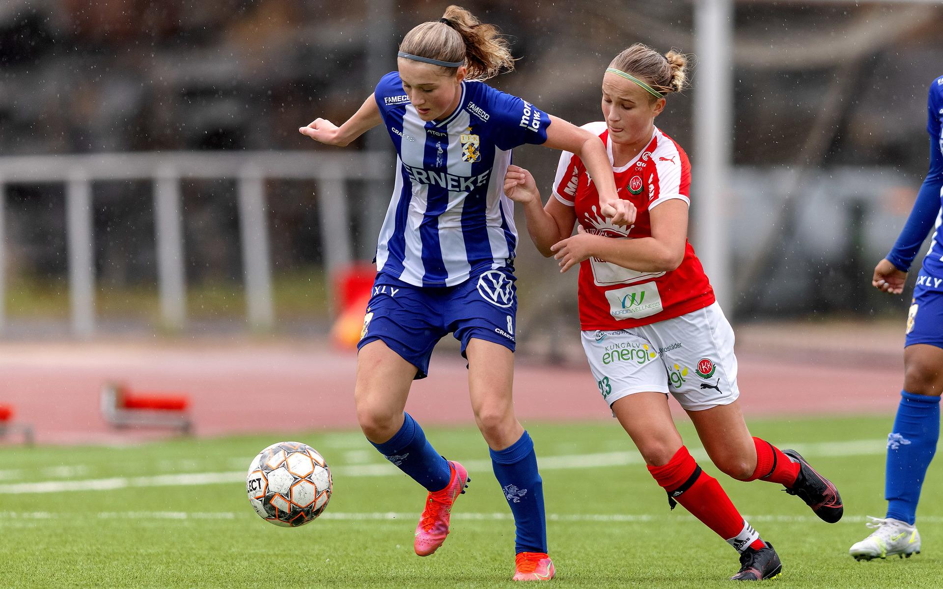 Vera Jacobsson försöker stoppa Alexandra Larsson i IFK.