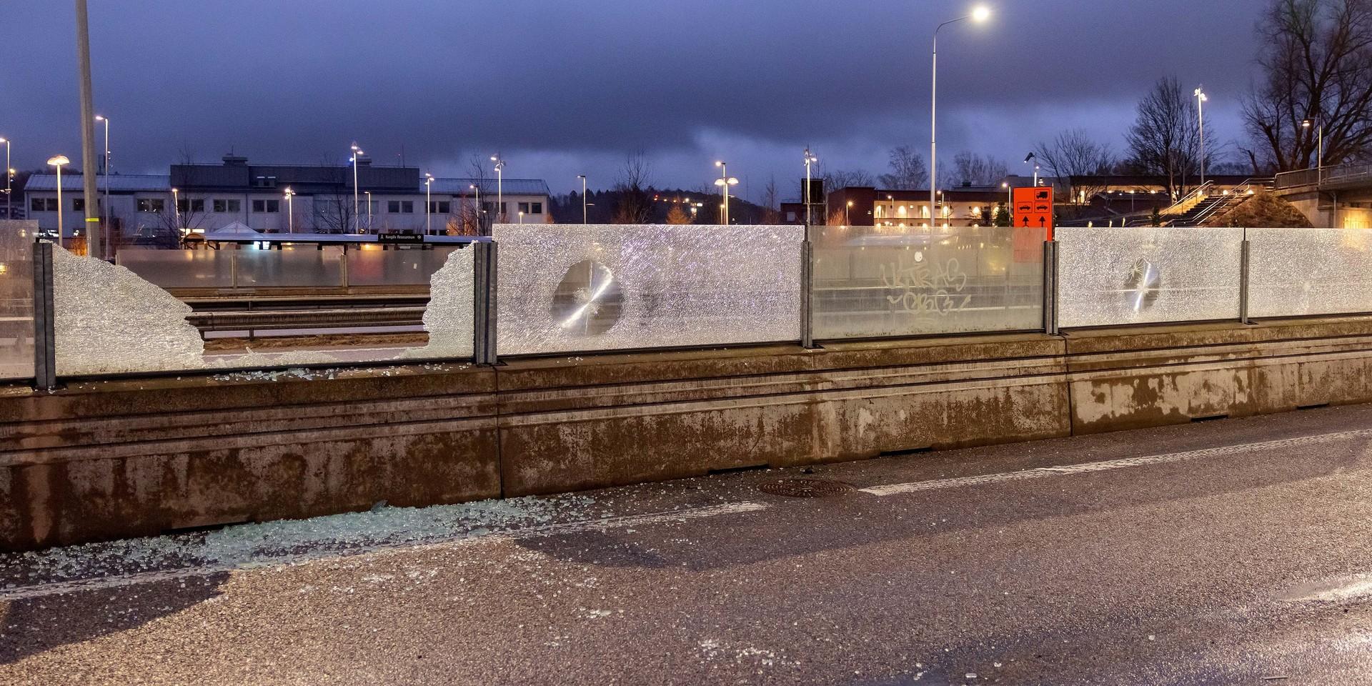 Glaset i barriären mellan busshållplatsen och motorvägen har krossats.